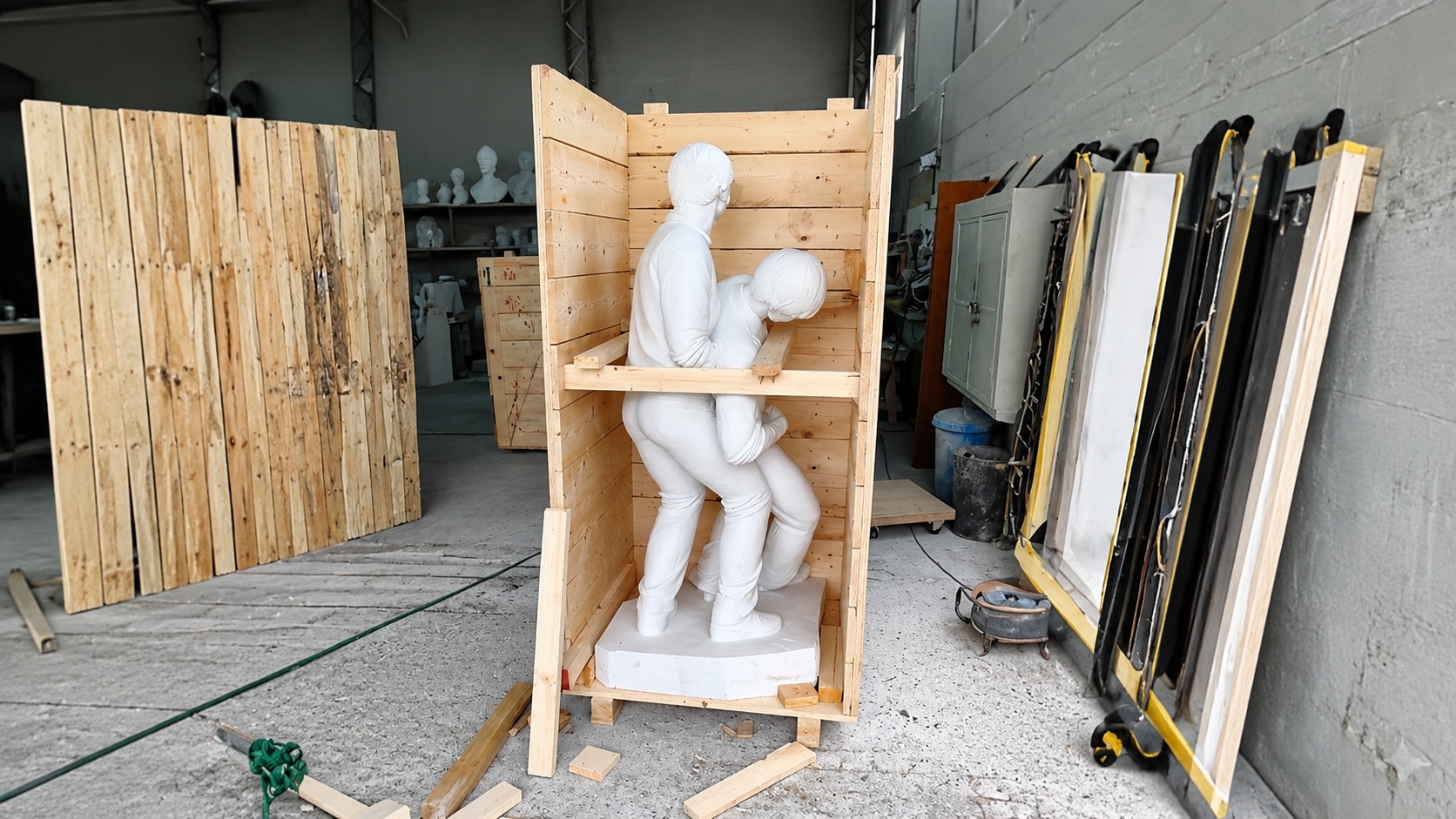 Statua protetta in una cassa chiusa per spedizione in Corea