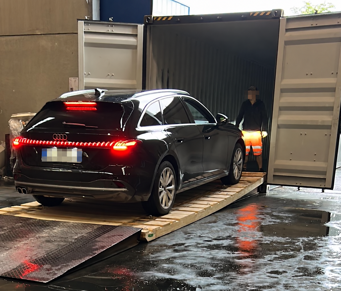 Automobile su pianale in legno per il carico in container